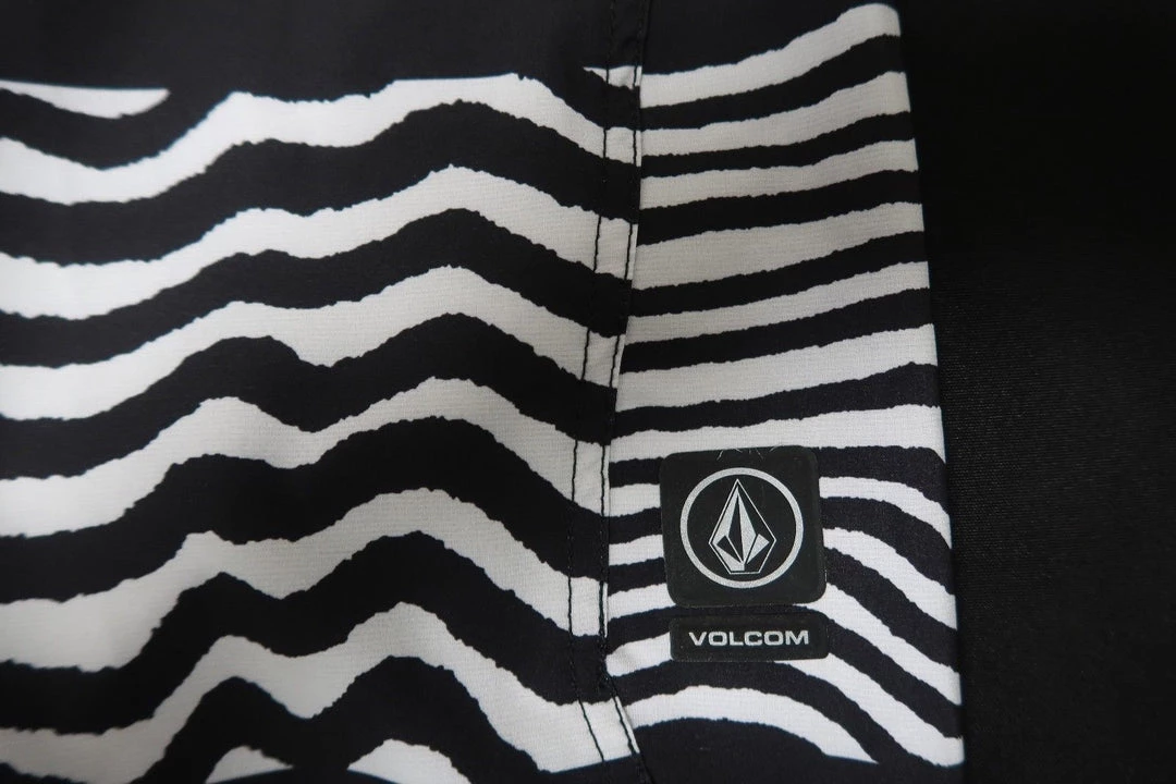 Volcom Men's Black Macaw Faded Mod-Tech Board Shorts (Retail $60) Mens 11 Volcom Men's Black Macaw Faded Mod-Tech Board Shorts (Retail $60) Mens